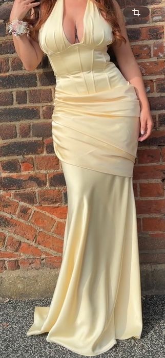 Titlu: Rochie lunga de seara satinata, corset, galbena unt