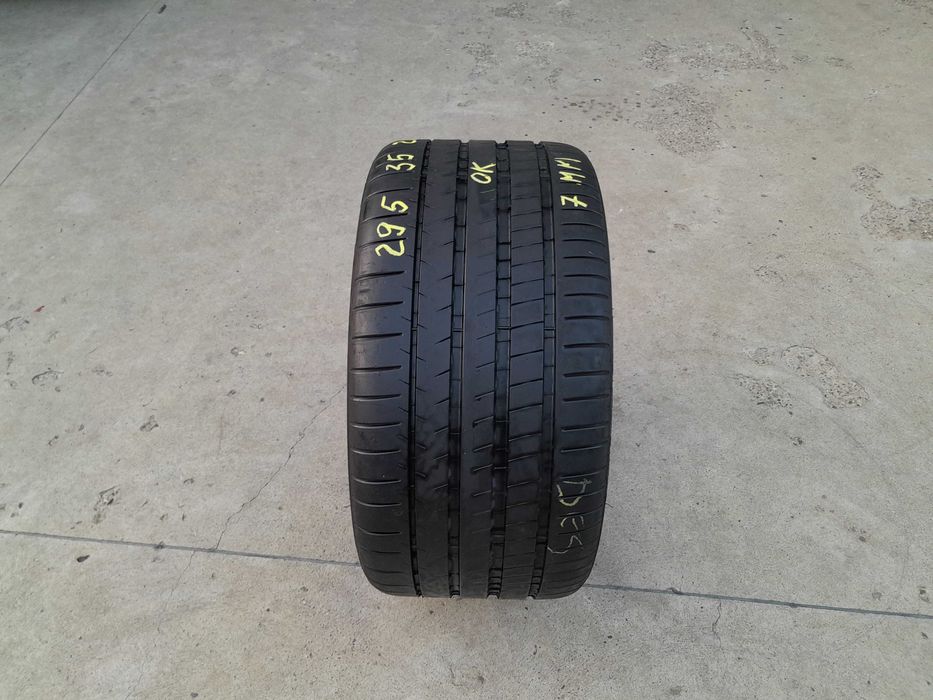O anvelopa de vara 295 35 20 michelin super sport profil de 7 mm