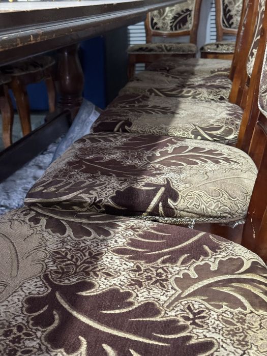 Продаётся стол со стульями