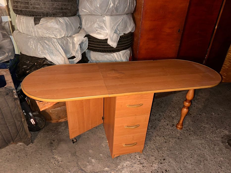 Продаётся обеденный стол