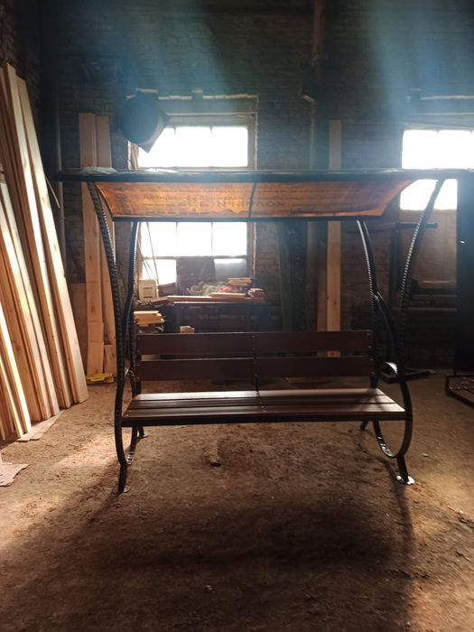 Лавочка с крышей