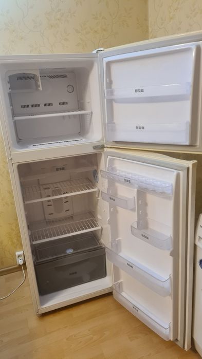 Холодильник Самсунг производство Южная Корея. Габариты 600 мм*610 мм