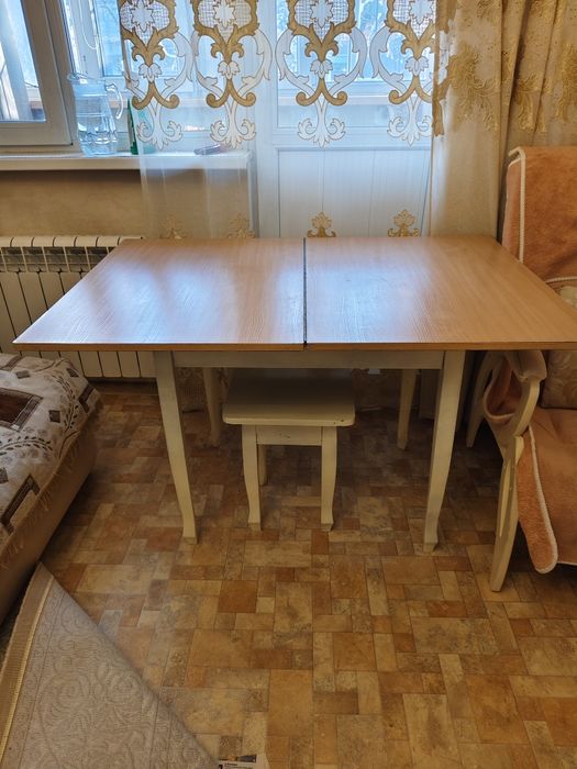 Продам обеденный стол,раскладной + 4 табурета