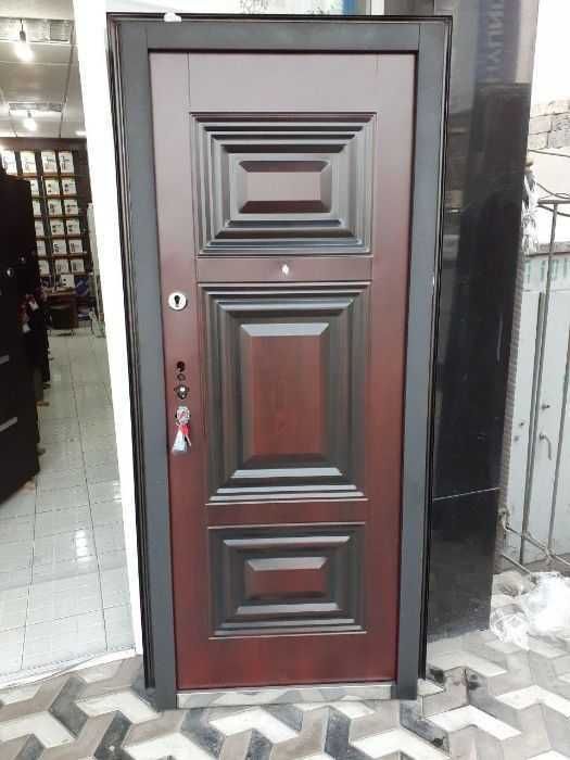 Входная дверь металлическая в упаковке