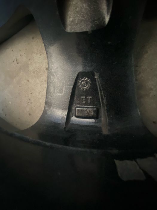 Продам 2 литых диска