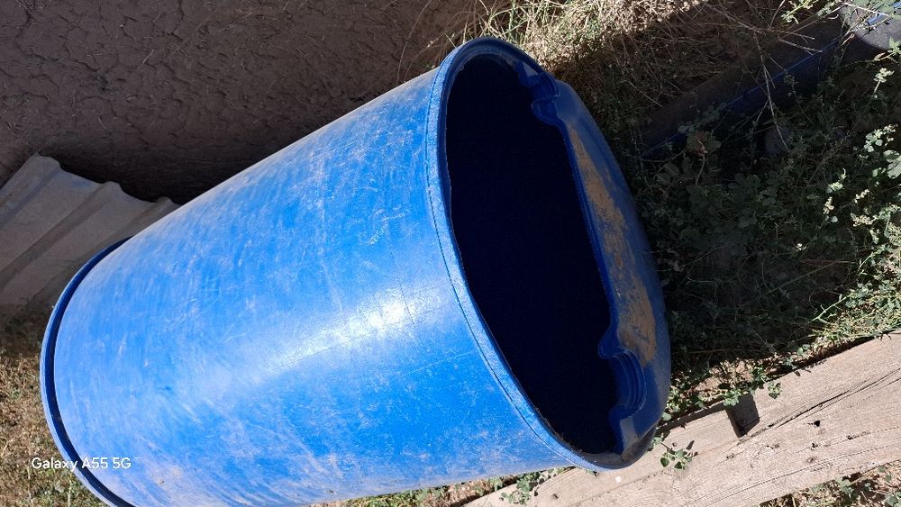 Бочка для воды и можно для душа.