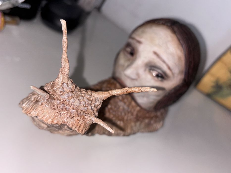 Охльов с човешка глава. Скулутура от глина