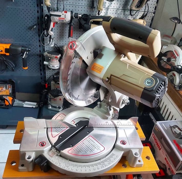 Пила торцовочная CROWN CT15208 / 15232