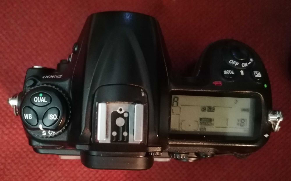 Aparat foto Body Nikon D300 + grip, incarcator. Stare foarte buna