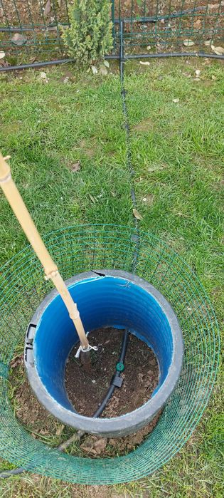 Изграждане на капково напояване и системи в парници градини и дворове