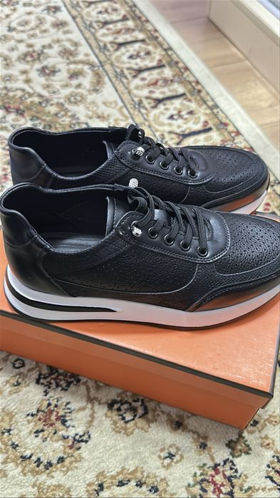 Кроссовка жаңа,жеңіл.