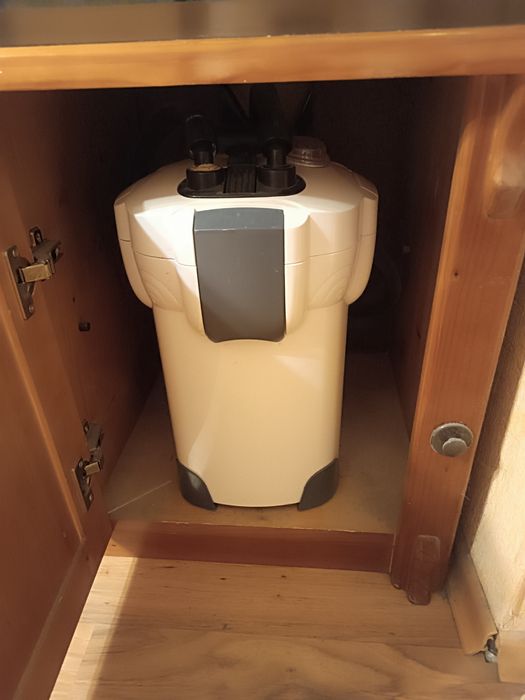 Аквариум с шкаф, и оборудване /лампа, канистър, нагревател/ /