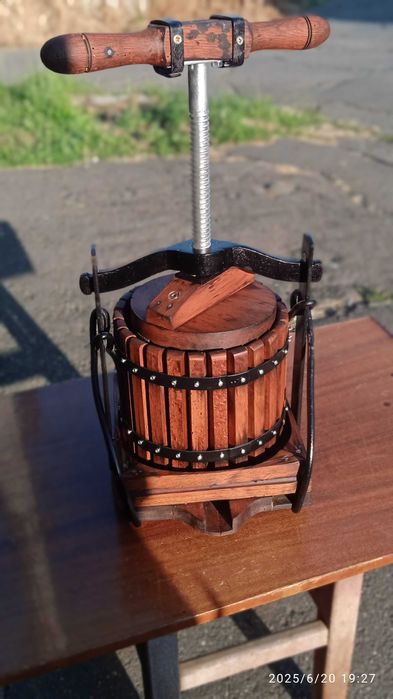 Recondiționez diferite obiecte;(mobila,rame tablouri,statuete lemn)