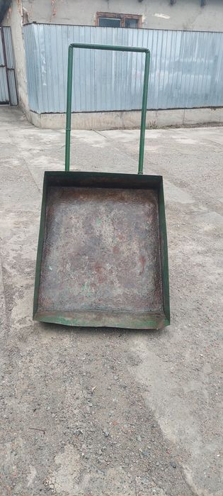 Зелённая сторительная тачка