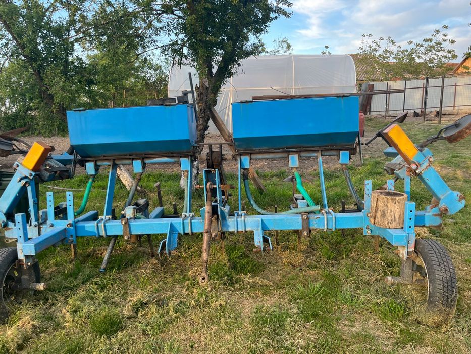 Vând prășitoare pe 6 rânduri cu fertilizare și distribuitor de azot