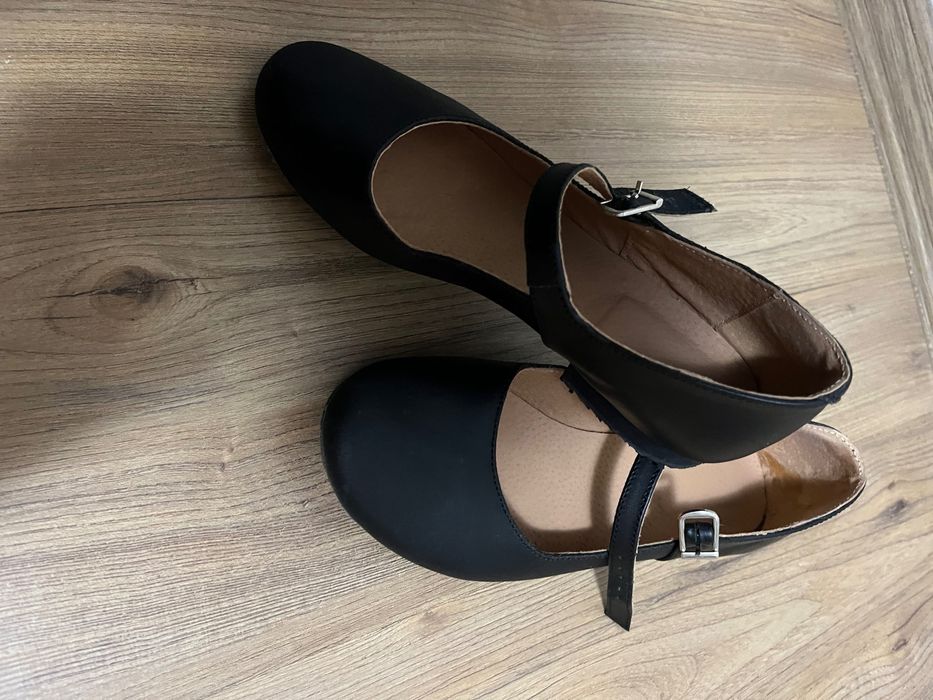 Обувки за народни танци