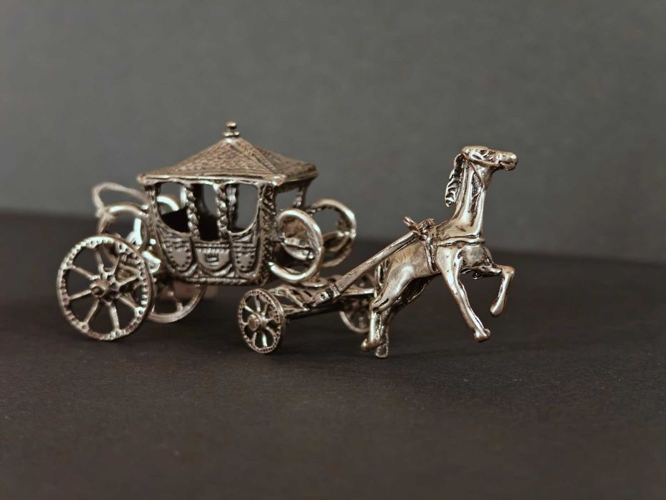 Уникална сребърна колесница