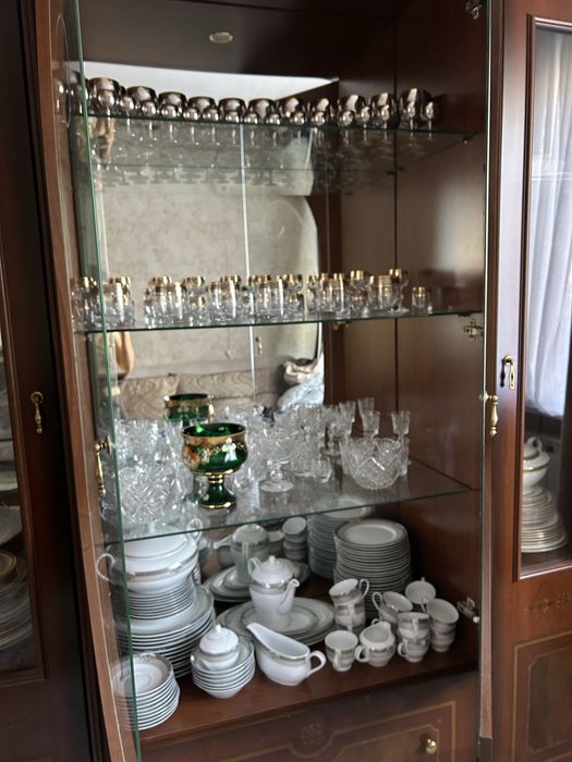 Продам срочно сервант из дерева