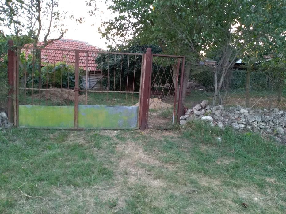 Земя с 1/2 къща