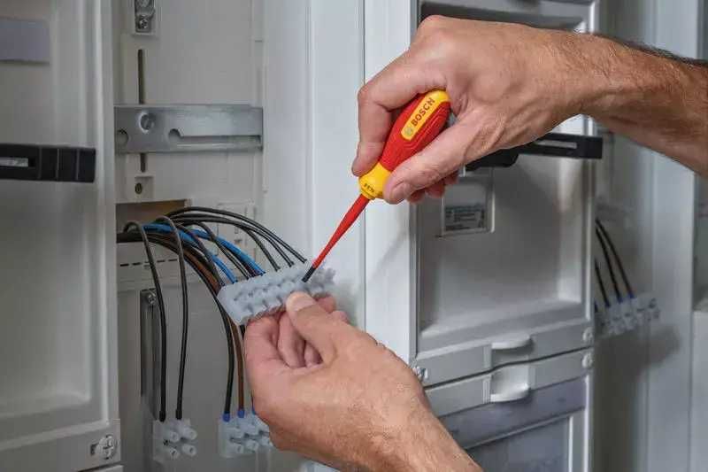 ПРОМОЦИЯ!Отвертки електричарски SL/PH/PZ/TX VDE 14 части L-boxx Bosch