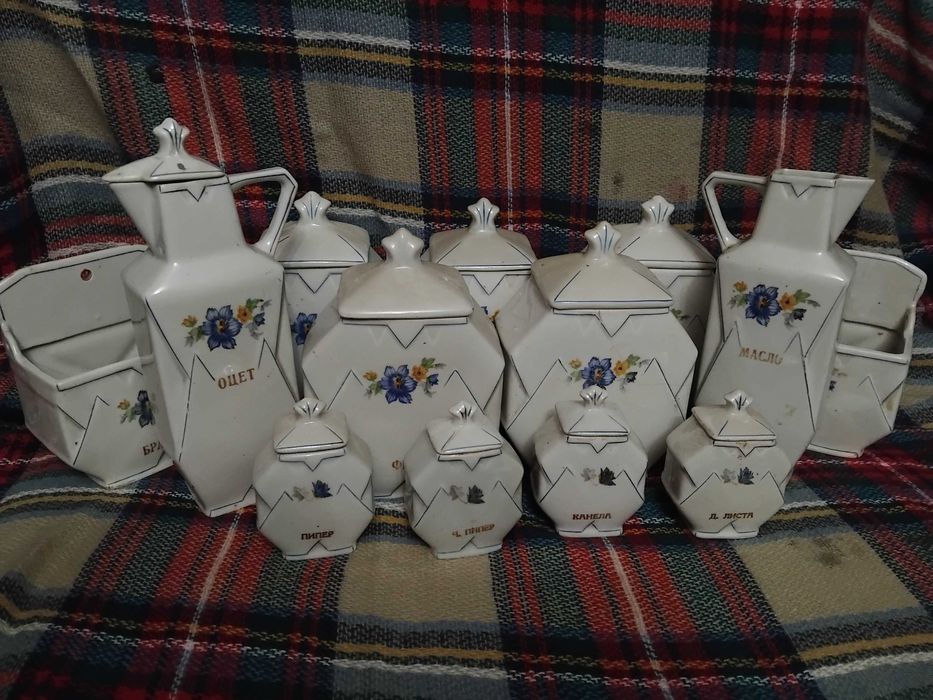 Продавам порцеланов сервиз за подправки.