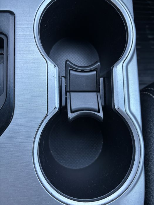 Разделитель подстаканника камри 50