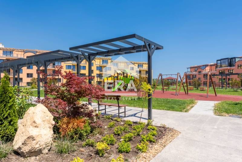 Тристаен апартамент за продажба, с голяма дневна и морска панорама, в