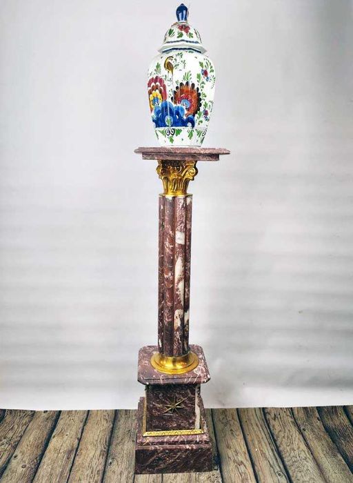 Мраморна колона - постамент /пепел от рози/