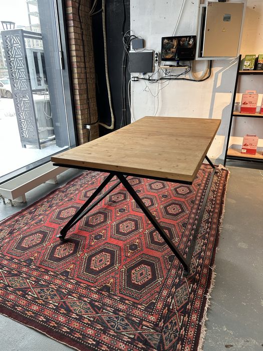 Продается стол дерево на колесиках