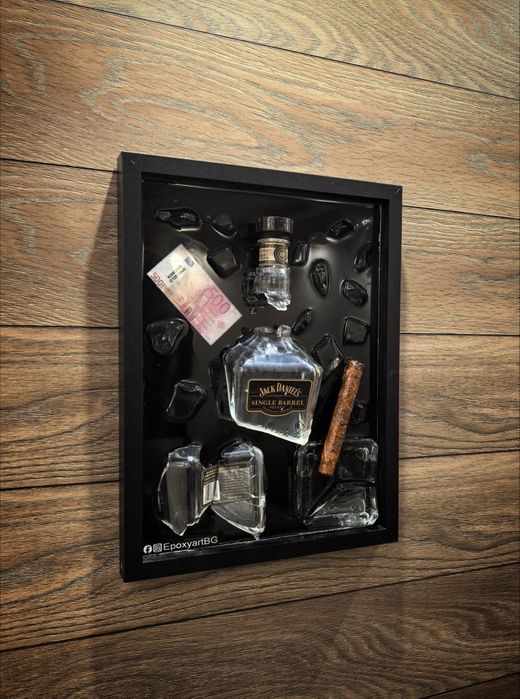 Картини от маркови бутилки в рамка.