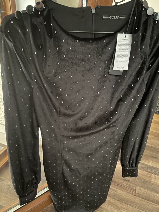 Vand rochita noua guess