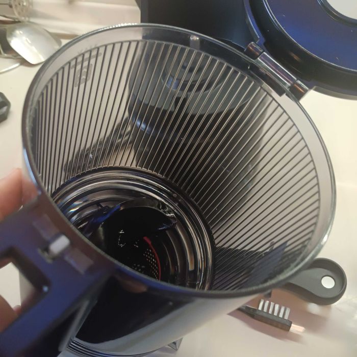 НОВА! Бавна сокоизстисквачка с широк отвор 135 мм, студено пресоване