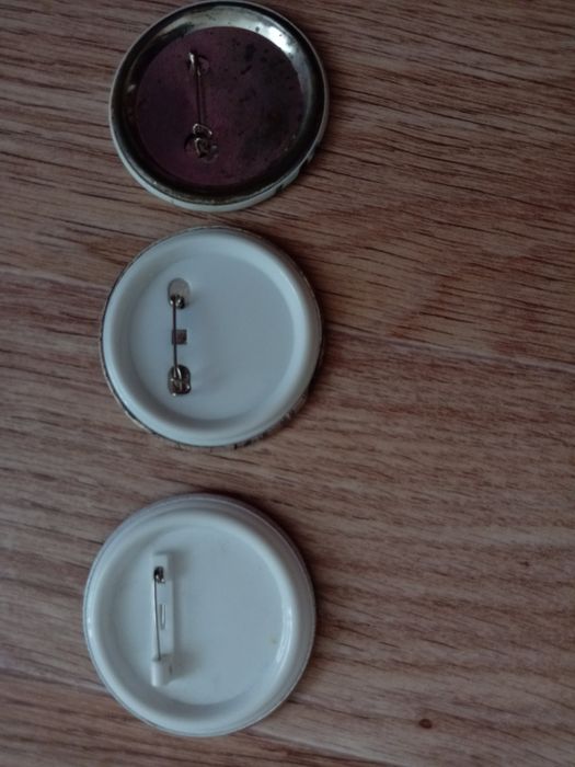 Брелок, значки, заметки, статуэтка.