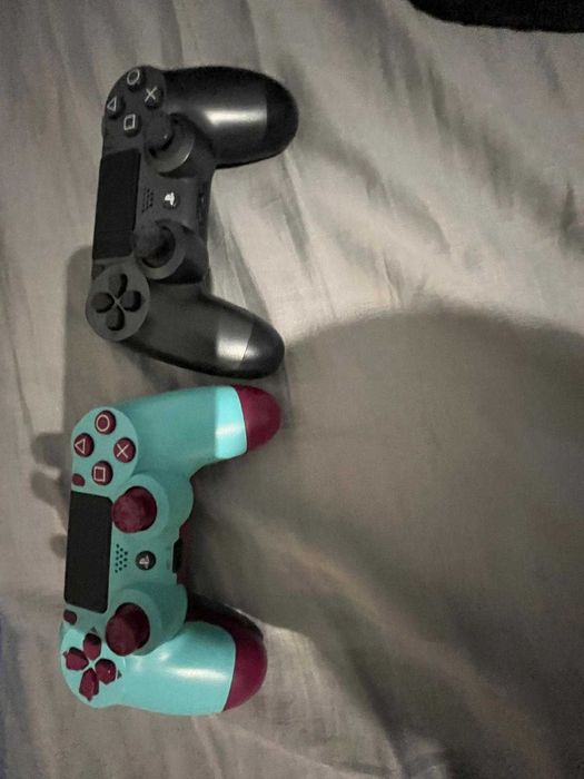 Vand PS4 cu 20 de jocuri incluse si 2 Controllere