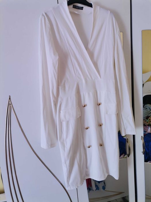 Продавам Рокля, носена е няколко часа!