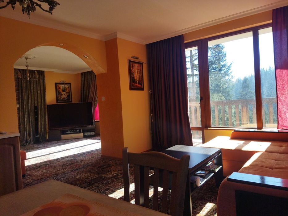 Продава тристаен апартамент в топ центъра на Пампорово