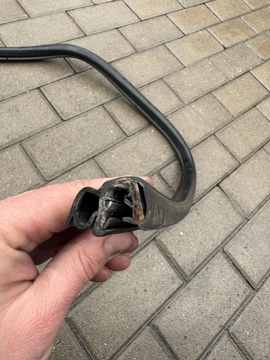 Уплотнительная резинка стекла богажника. Mazda Tribute