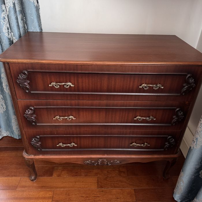 Классический комод из массива дерева в стиле неоклассика