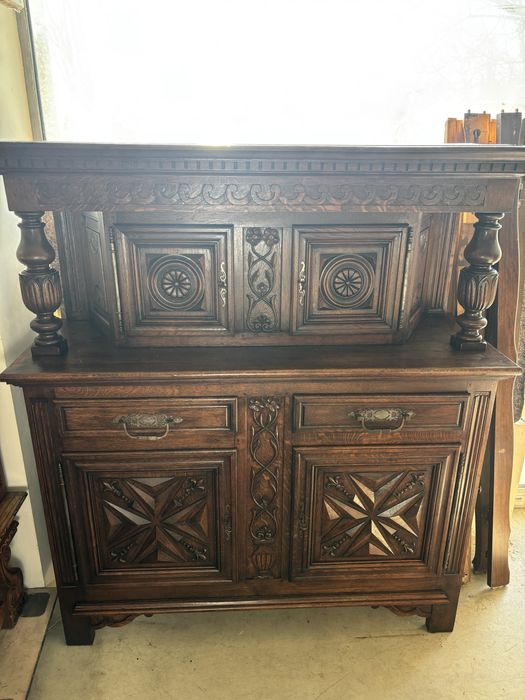 Масивен шкаф с дърворезба