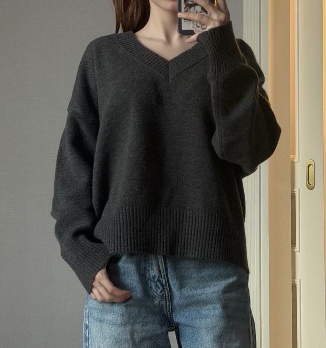 Серый свитер, с v образным вырезом