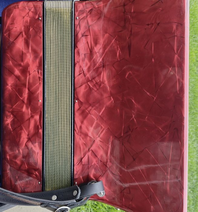 Vând acordeon Hohner Concerto 2 cu 72 basi   roşu sidefat