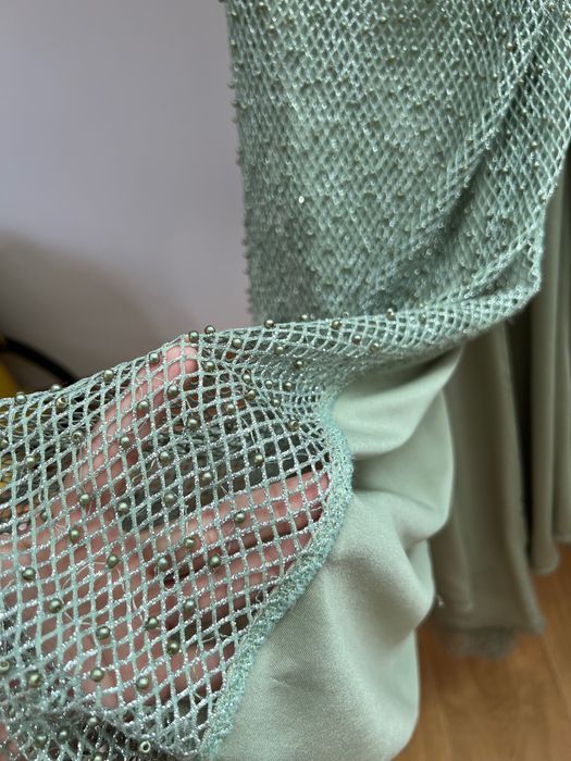 Блестяща рокля в светло зелено