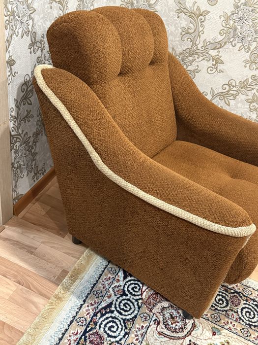 Два коричневых кресла