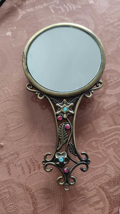 Кутийка за бижута и огледала