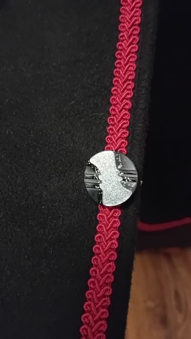 Sacoul negru cu dunga rosie, gros,  de lână