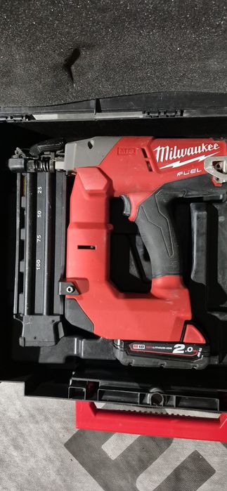 Milwaukee pistol de cuie pe acumulator