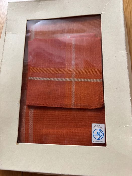 Покривка за маса и 2 салфетки. Ново