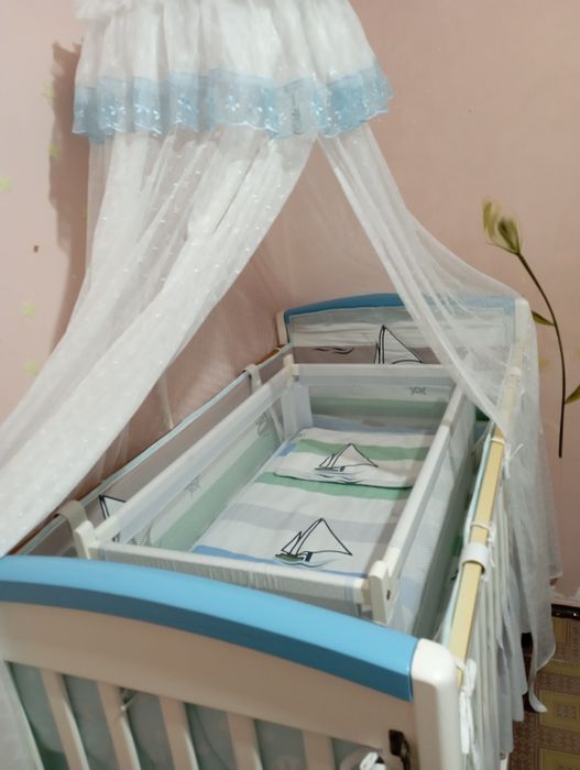 Кроватка детская с люлькой.