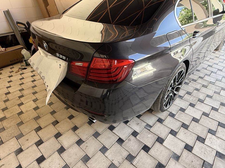 Бампер на Бмв r10 комплект оригинан