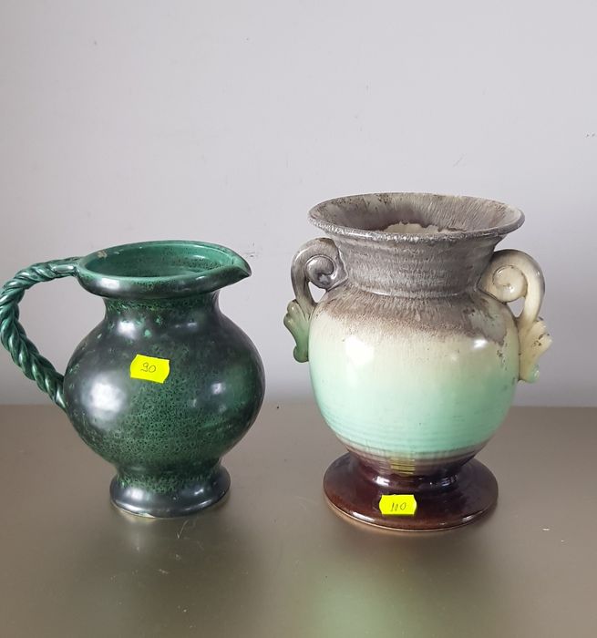 Carafe vechi din ceramică